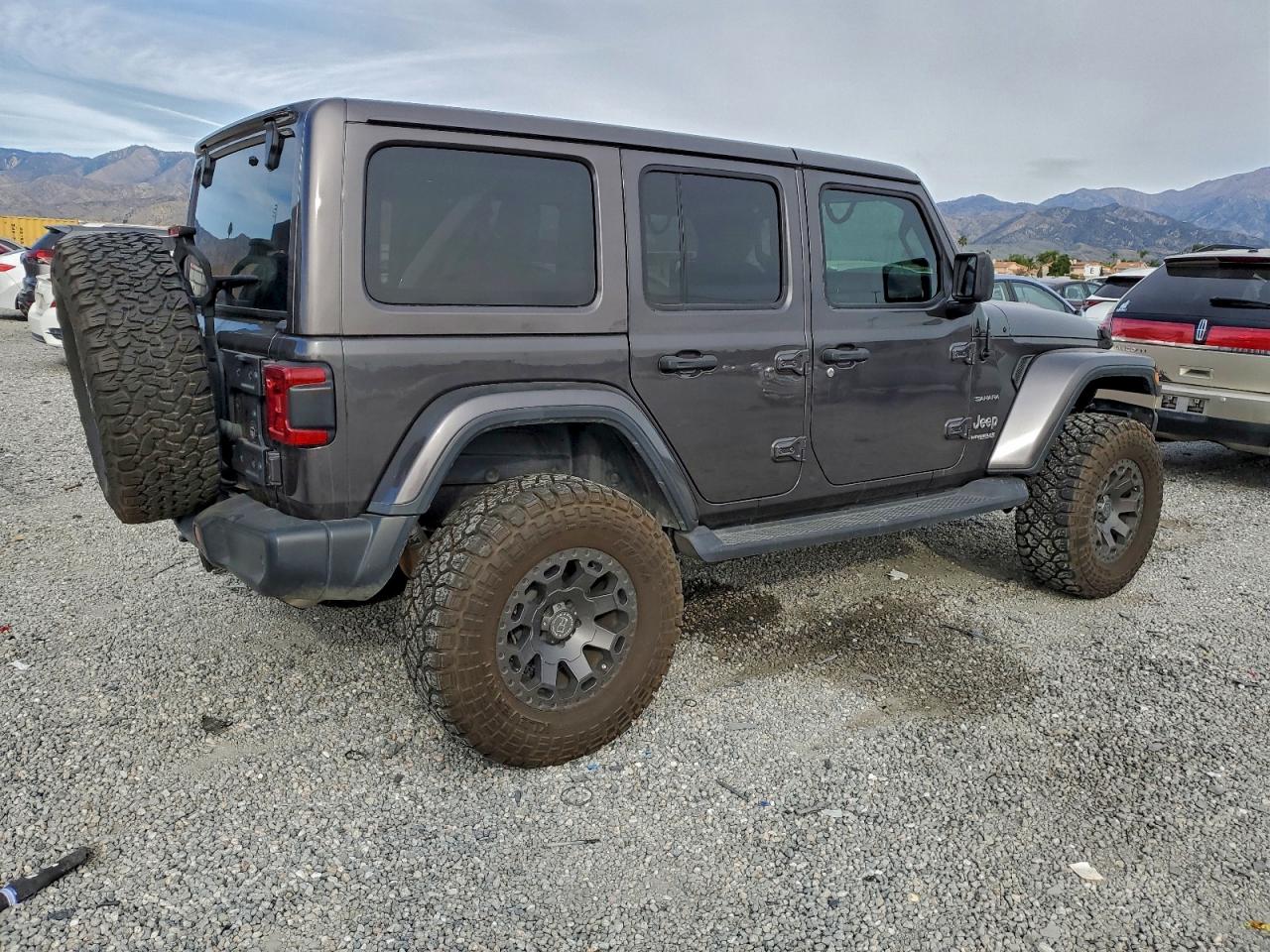 2018 JEEP WRANGLER UNLIMITED SAHARA photo 3