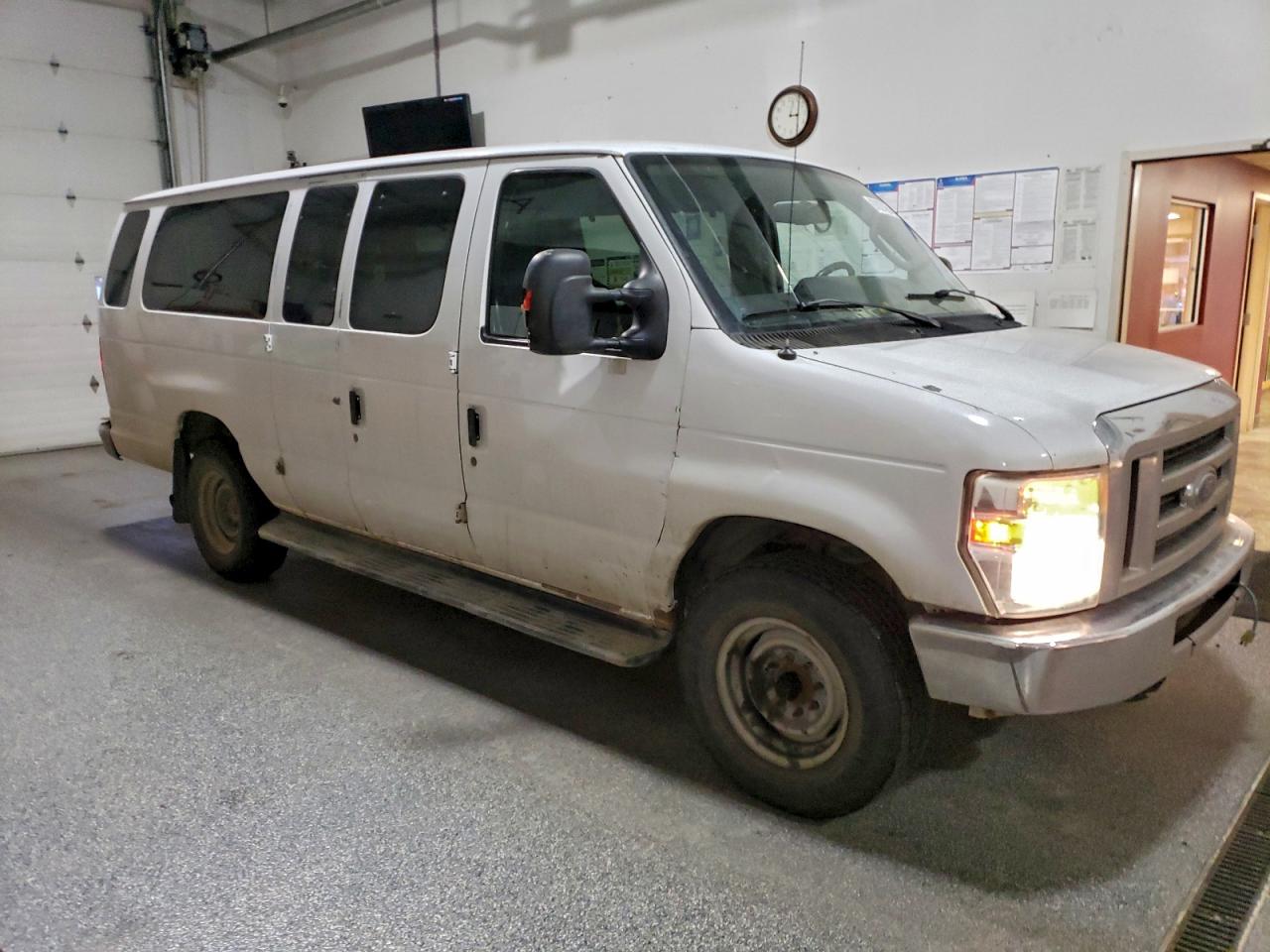2011 FORD ECONOLINE E350 SUPER DUTY WAGON photo 4