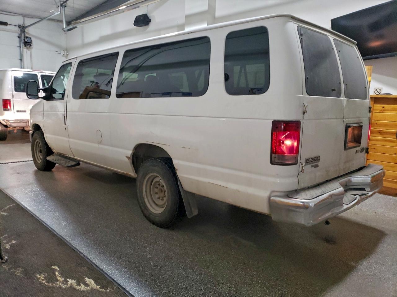 2011 FORD ECONOLINE E350 SUPER DUTY WAGON photo 2