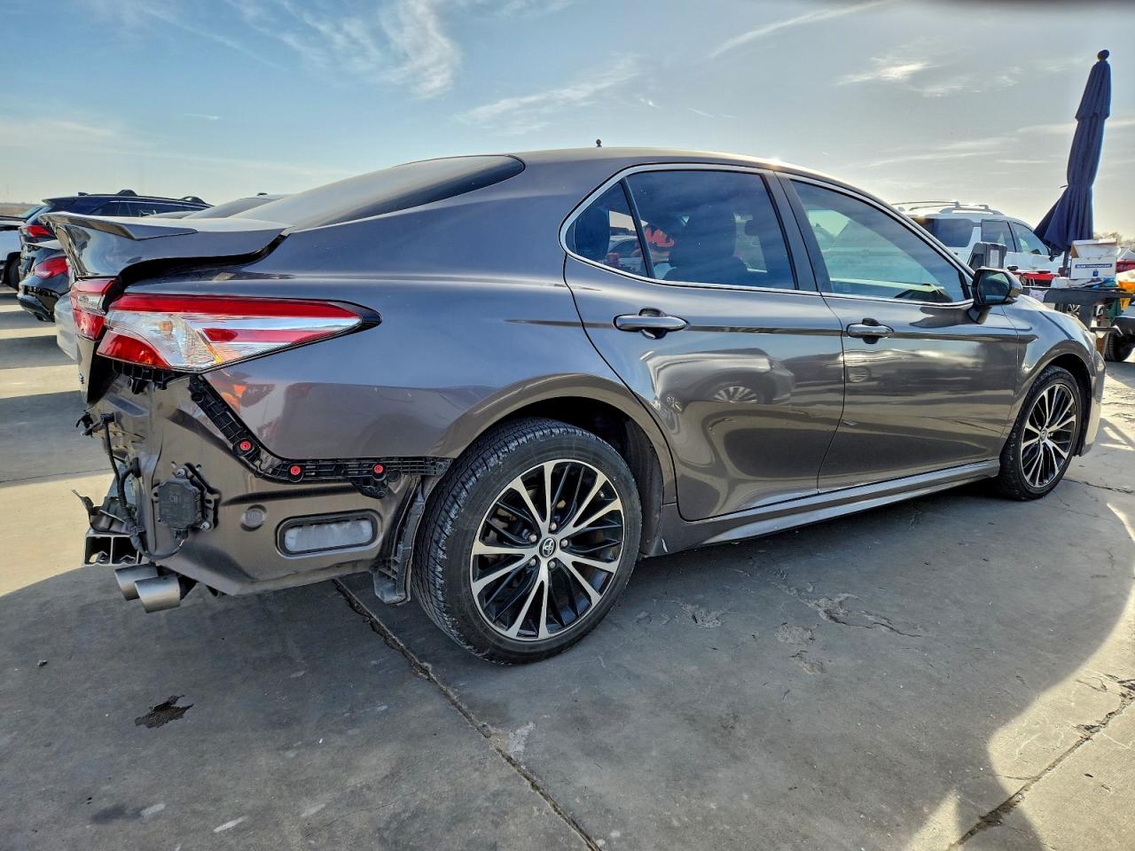 2018 TOYOTA CAMRY L photo 3