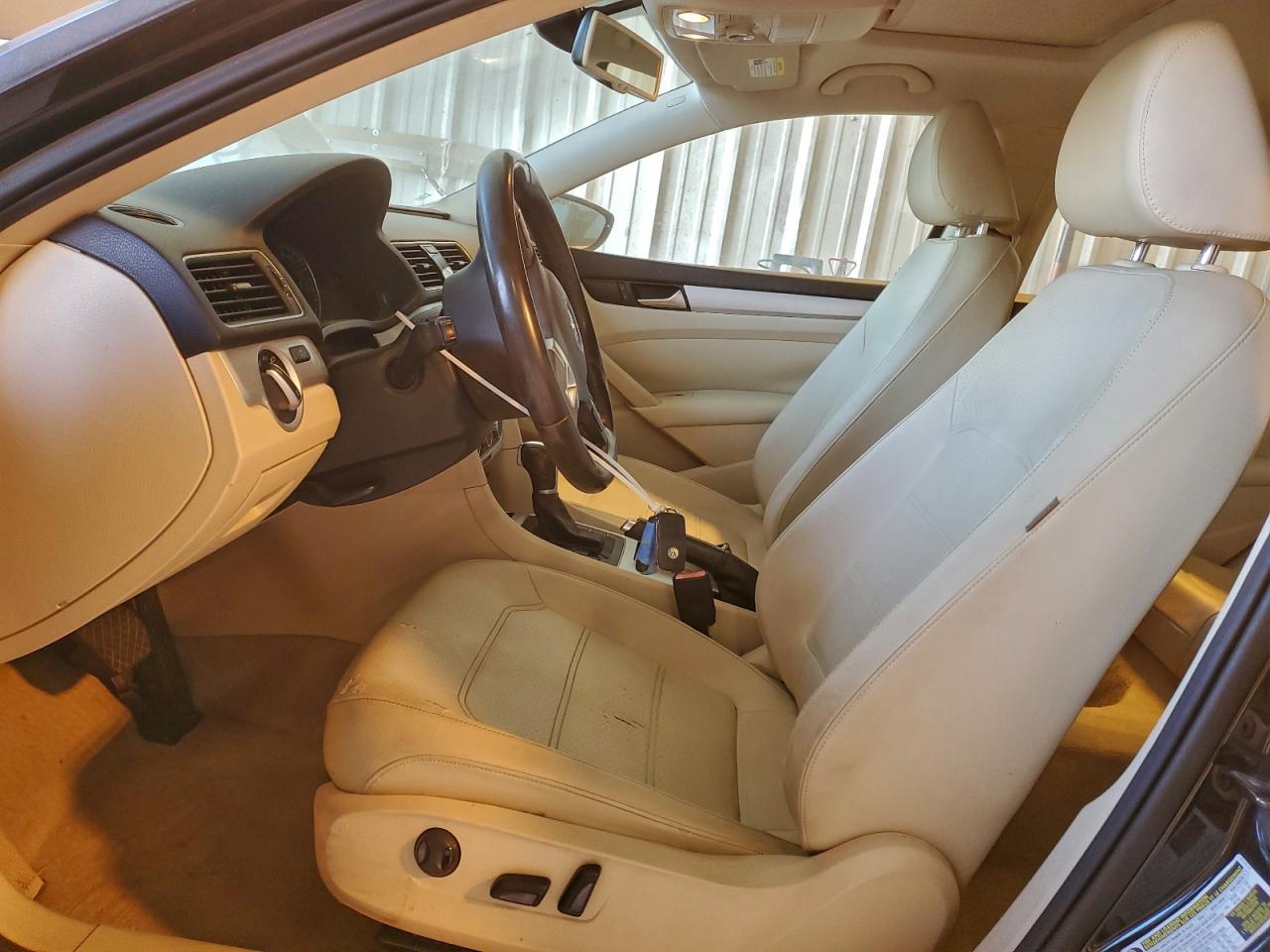 2012 VOLKSWAGEN PASSAT SE photo 7