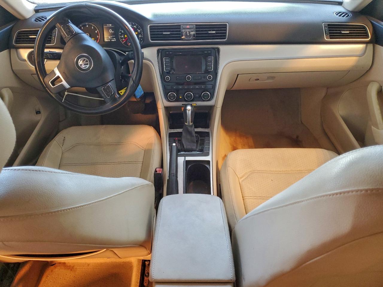 2012 VOLKSWAGEN PASSAT SE photo 8