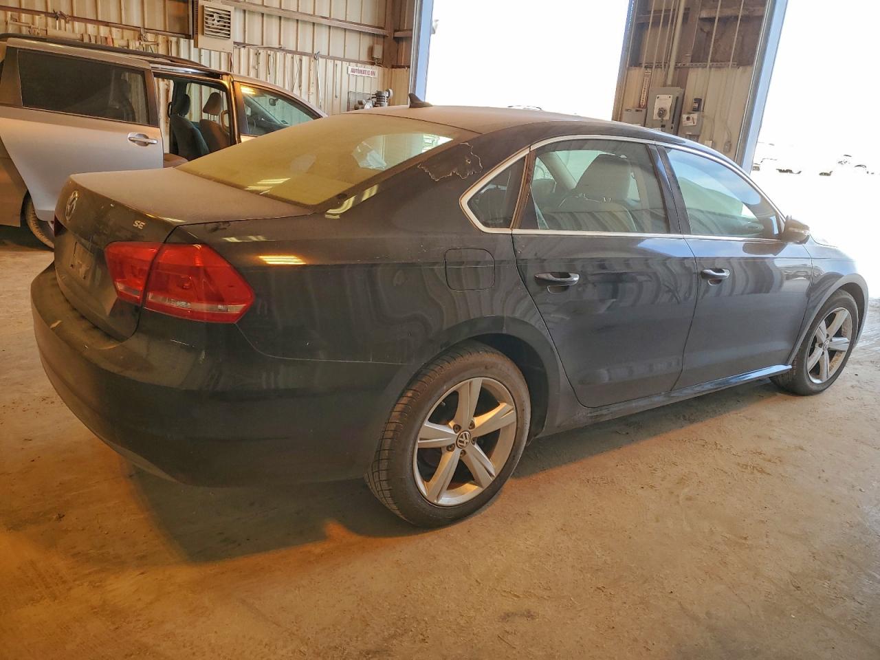 2012 VOLKSWAGEN PASSAT SE photo 3
