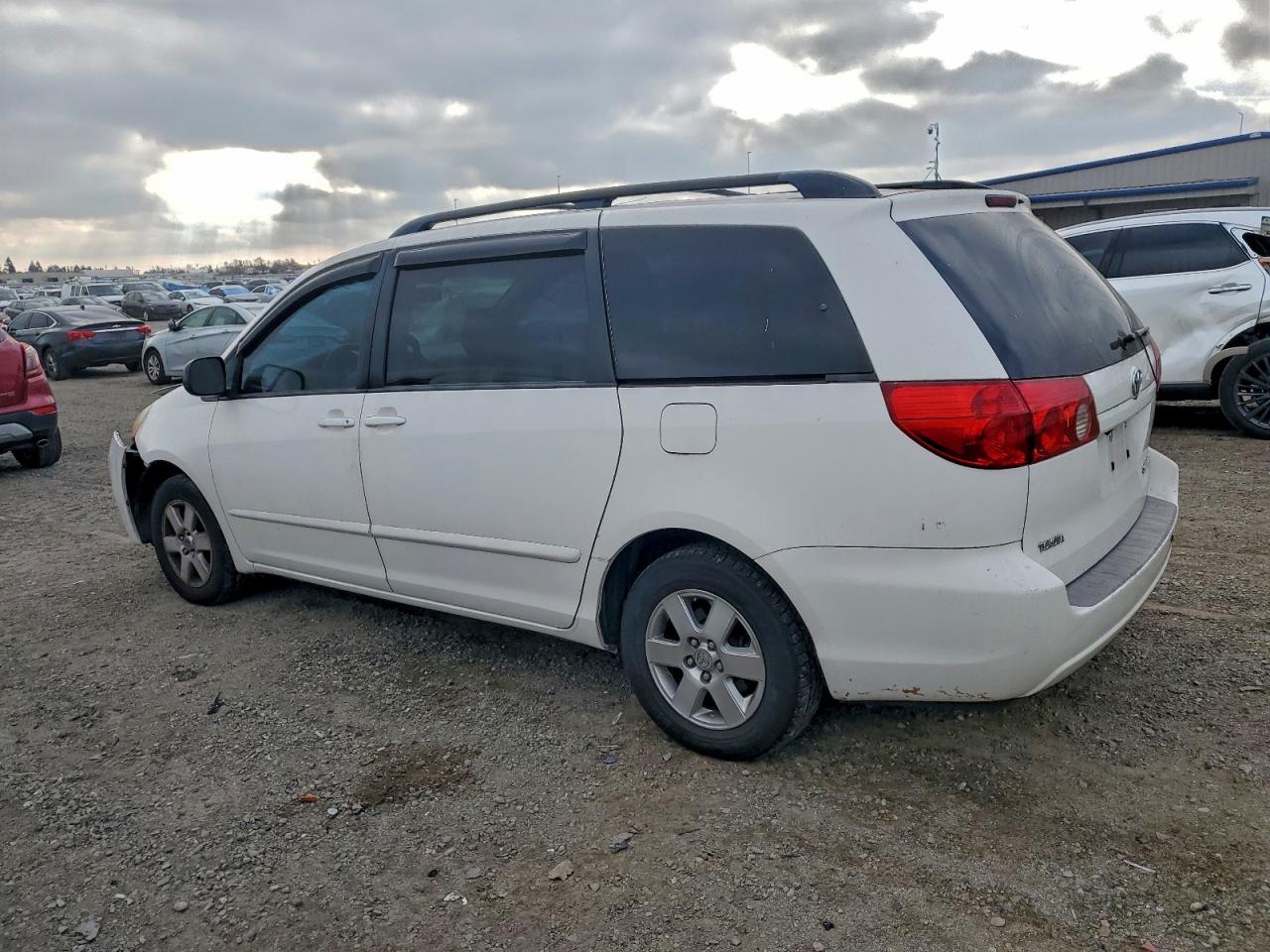 2008 TOYOTA SIENNA LE 8-PASSENGER photo 2