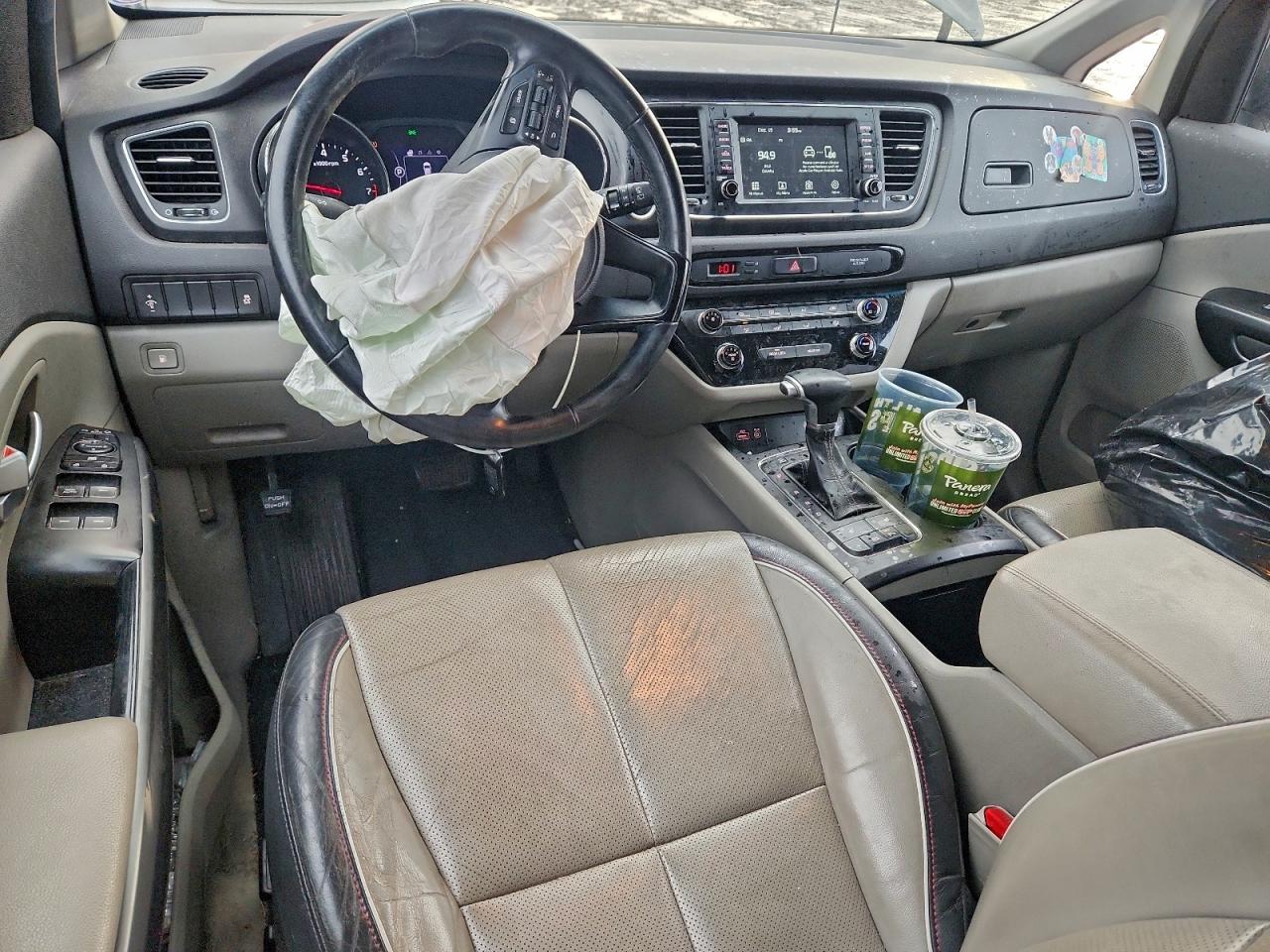 2017 KIA SEDONA LX photo 8