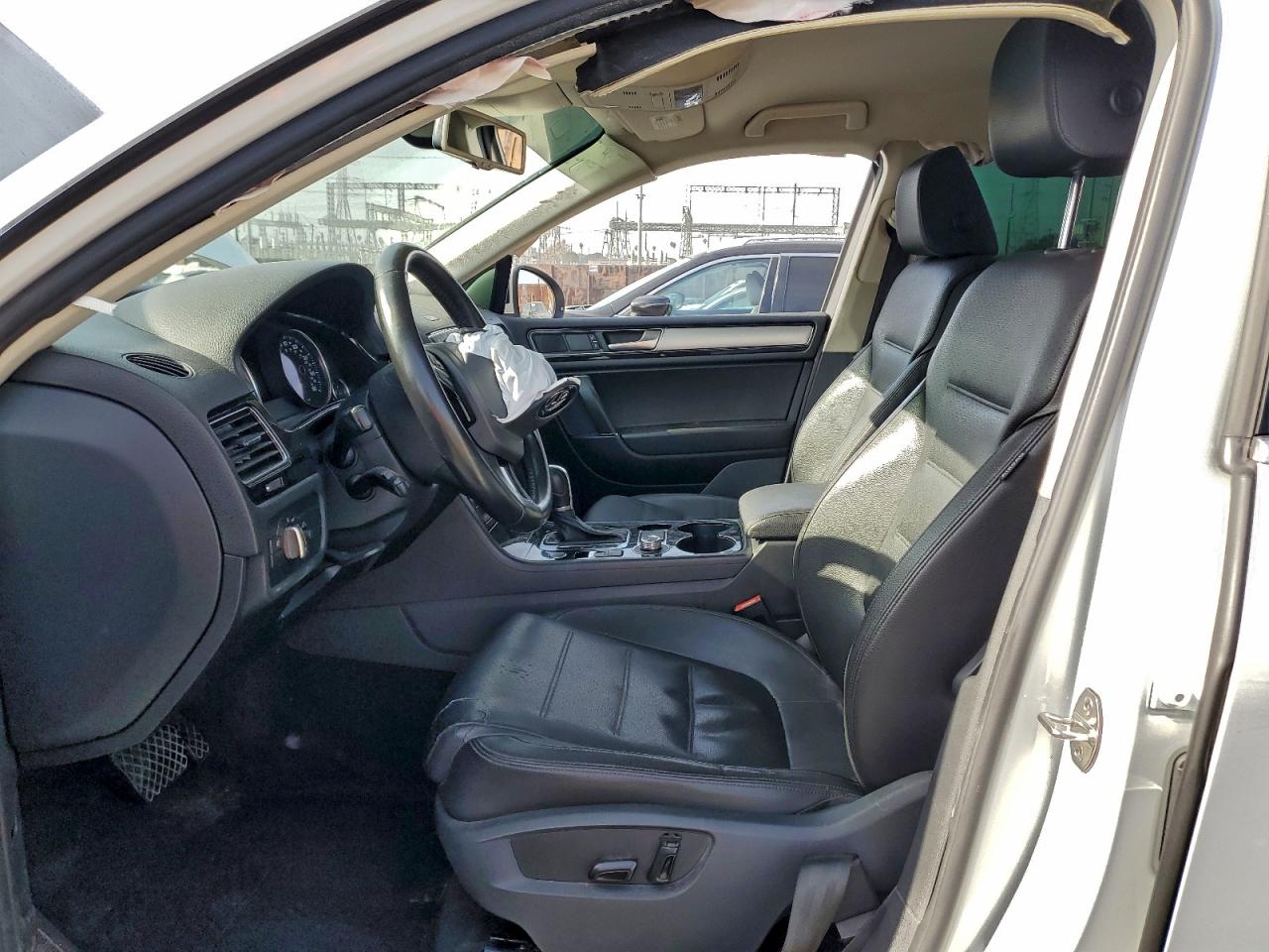 2016 VOLKSWAGEN TOUAREG SPORT photo 19