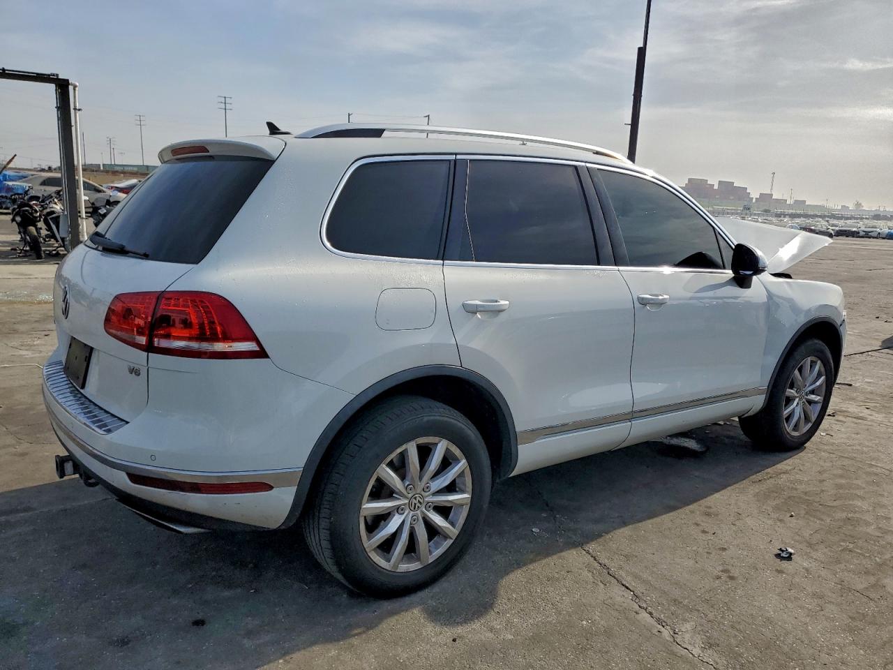 2016 VOLKSWAGEN TOUAREG SPORT photo 7