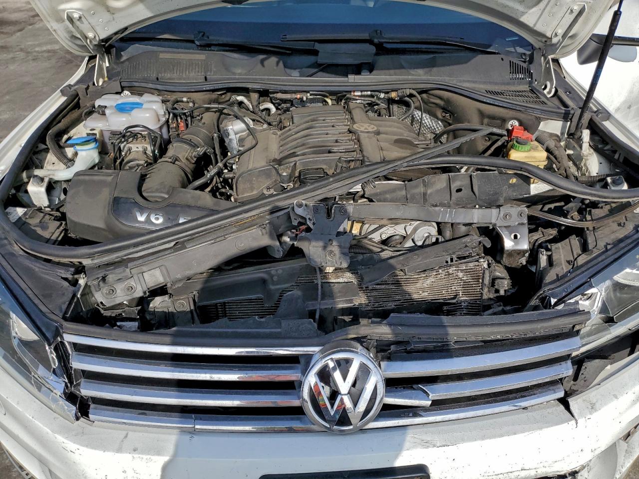 2016 VOLKSWAGEN TOUAREG SPORT photo 34