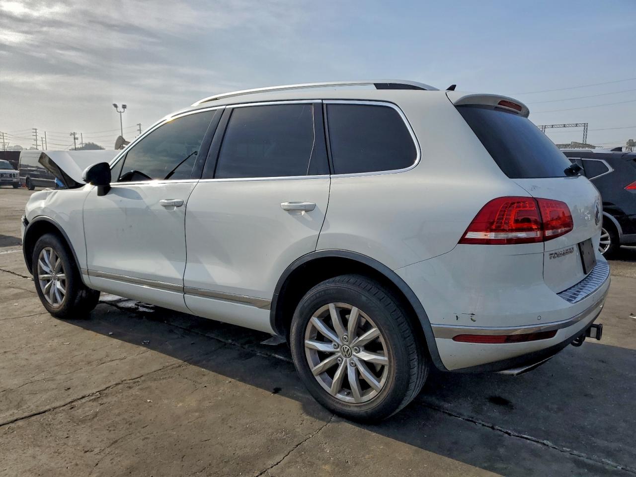 2016 VOLKSWAGEN TOUAREG SPORT photo 4