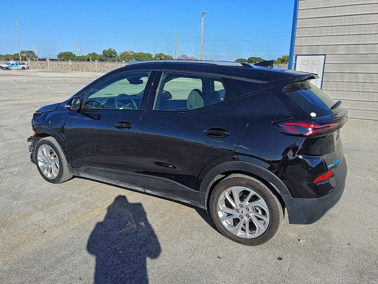 2023 CHEVROLET BOLT EUV LT photo 2