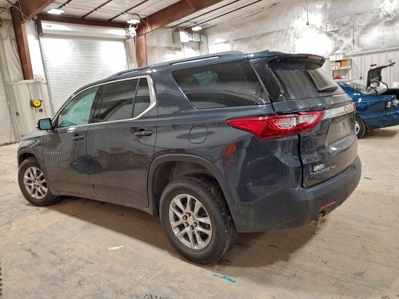 2020 CHEVROLET TRAVERSE LT photo 2