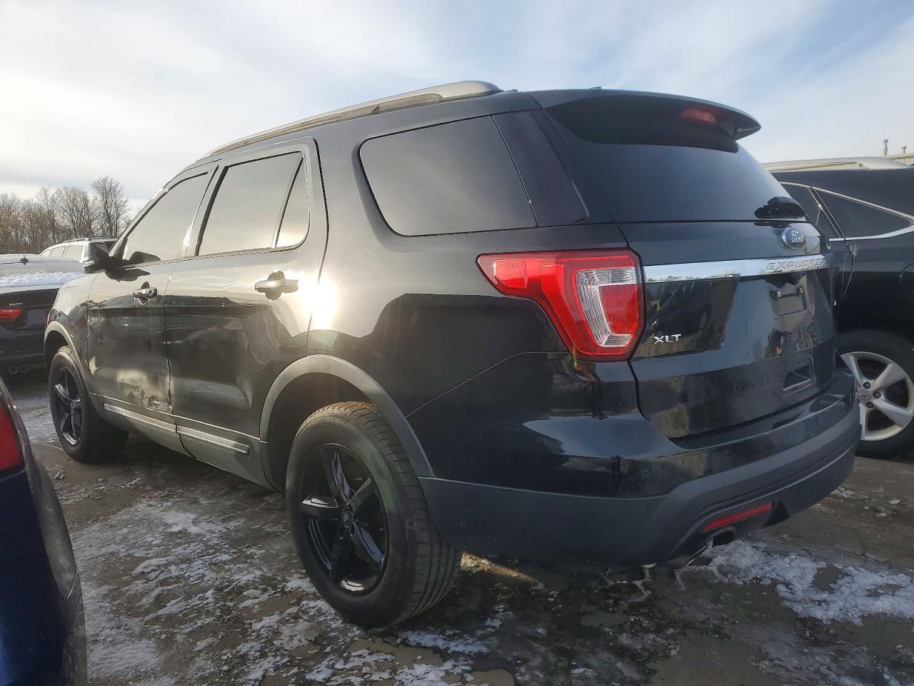 2016 FORD EXPLORER XLT photo 2