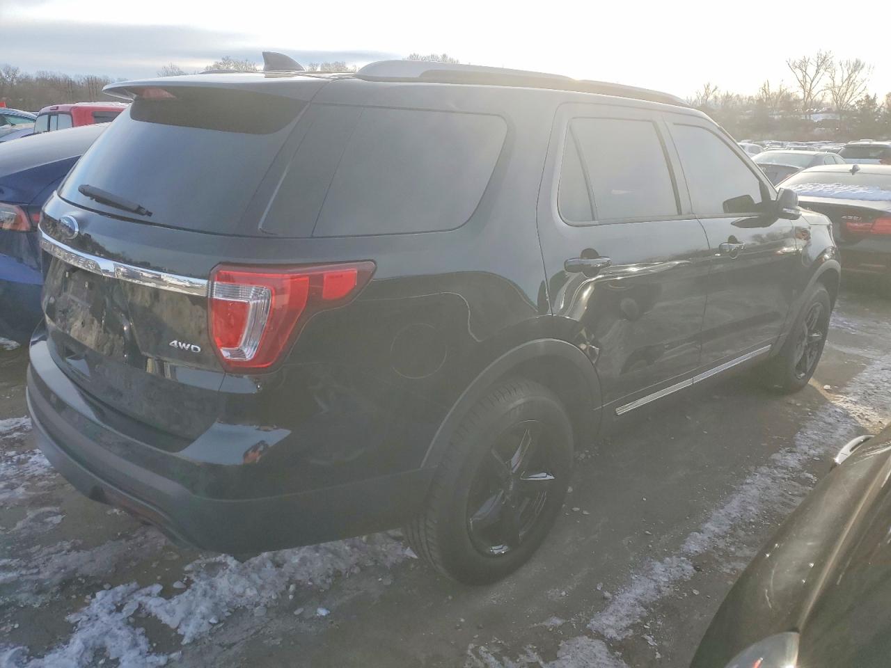 2016 FORD EXPLORER XLT photo 3