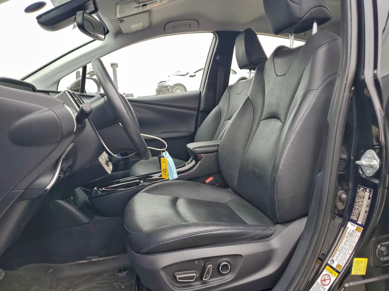 2017 TOYOTA PRIUS photo 7