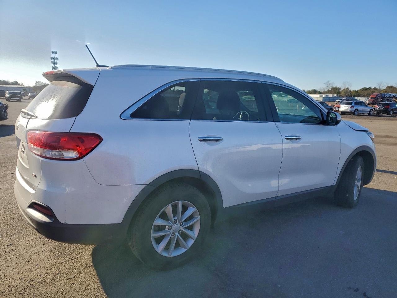2016 KIA SORENTO LX photo 3