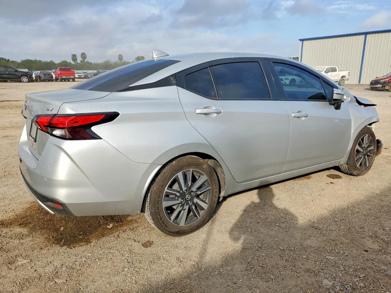 2021 NISSAN VERSA SV photo 3