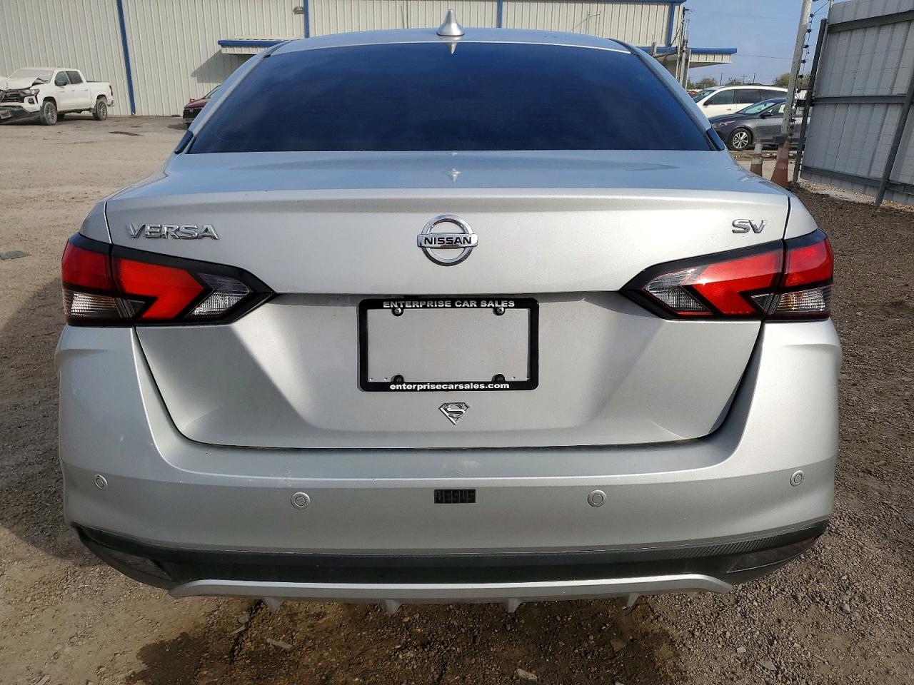2021 NISSAN VERSA SV photo 6