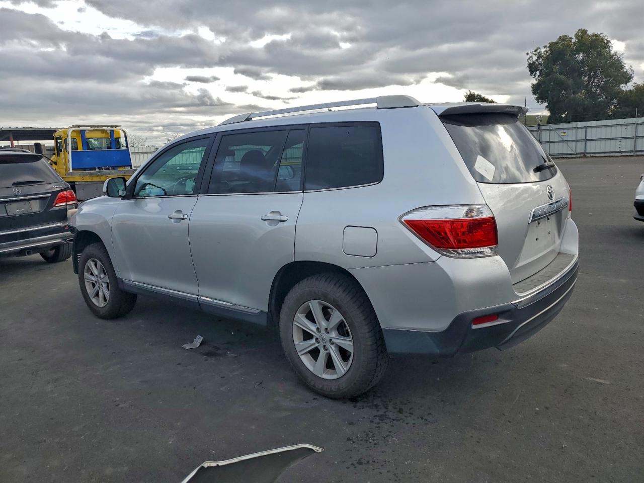 2013 TOYOTA HIGHLANDER BASE photo 2