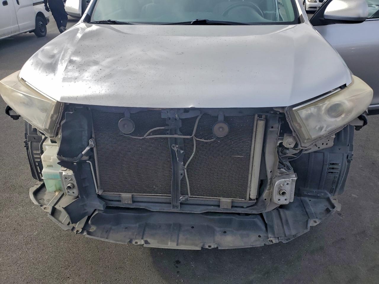 2013 TOYOTA HIGHLANDER BASE photo 12