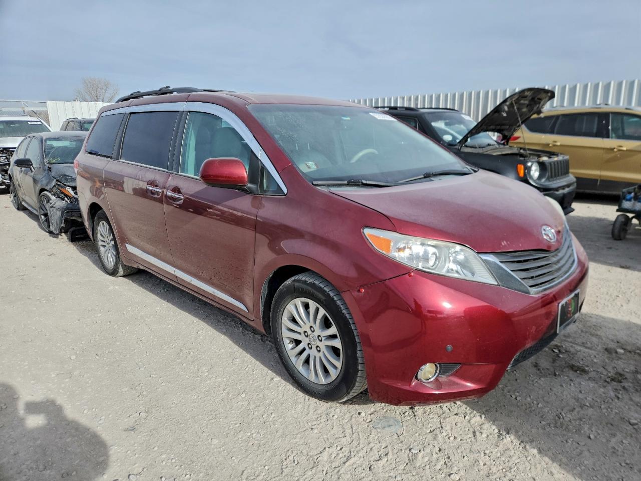 2013 TOYOTA SIENNA XLE photo 4