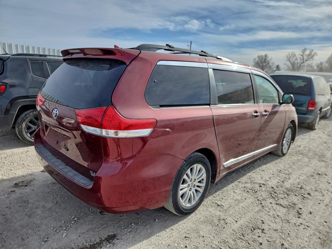 2013 TOYOTA SIENNA XLE photo 3