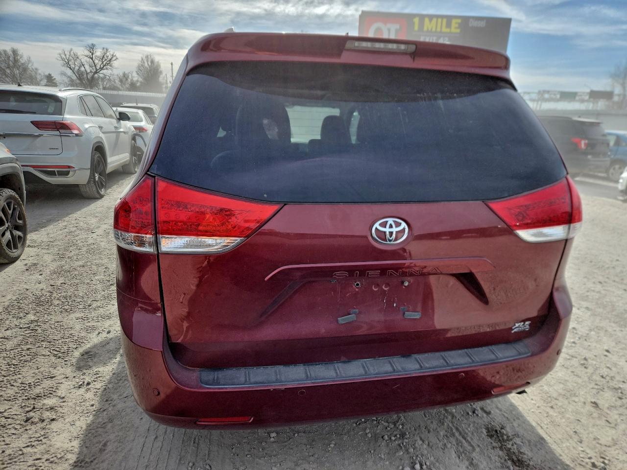 2013 TOYOTA SIENNA XLE photo 6