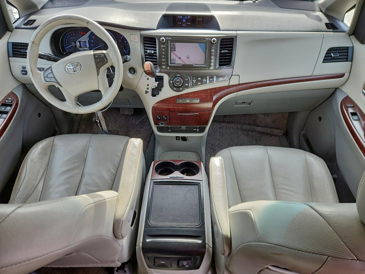 2013 TOYOTA SIENNA XLE photo 8