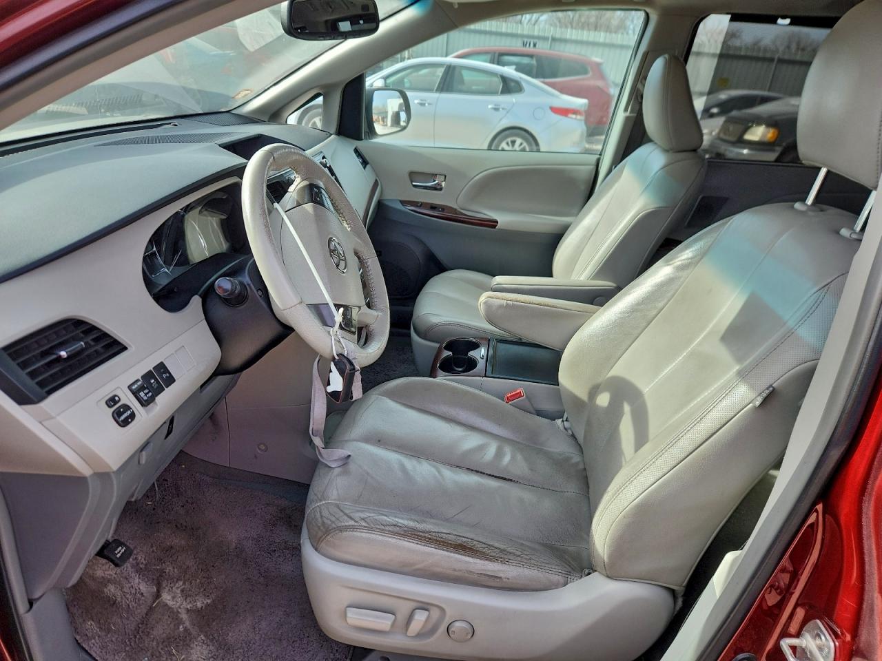 2013 TOYOTA SIENNA XLE photo 7