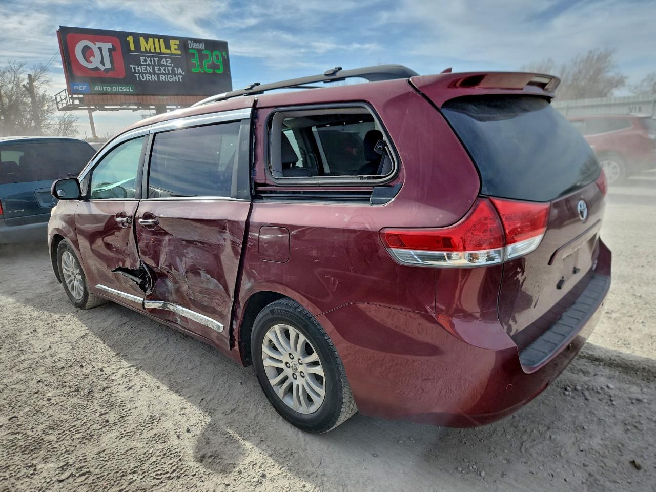 2013 TOYOTA SIENNA XLE photo 2