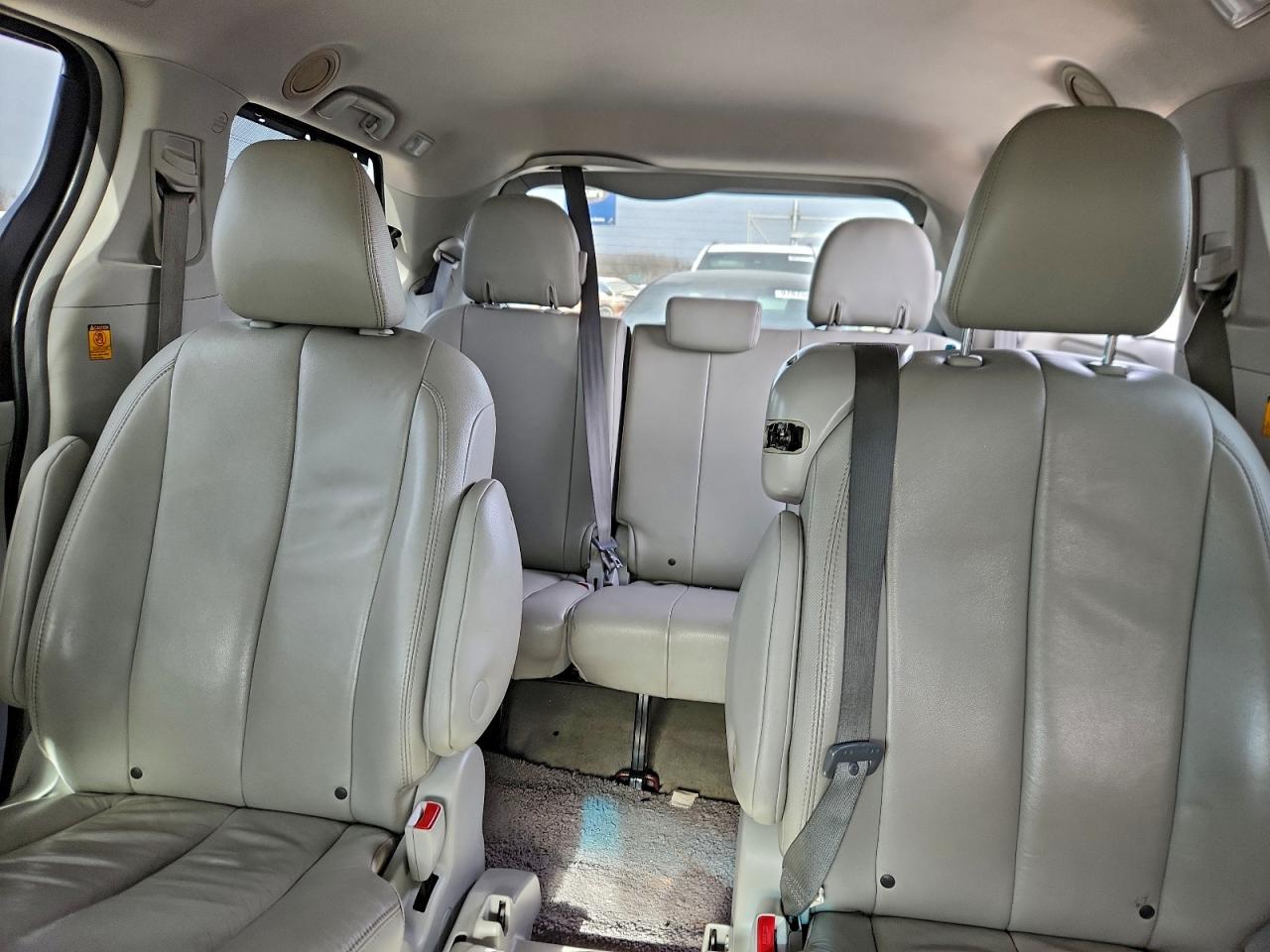 2013 TOYOTA SIENNA XLE photo 10
