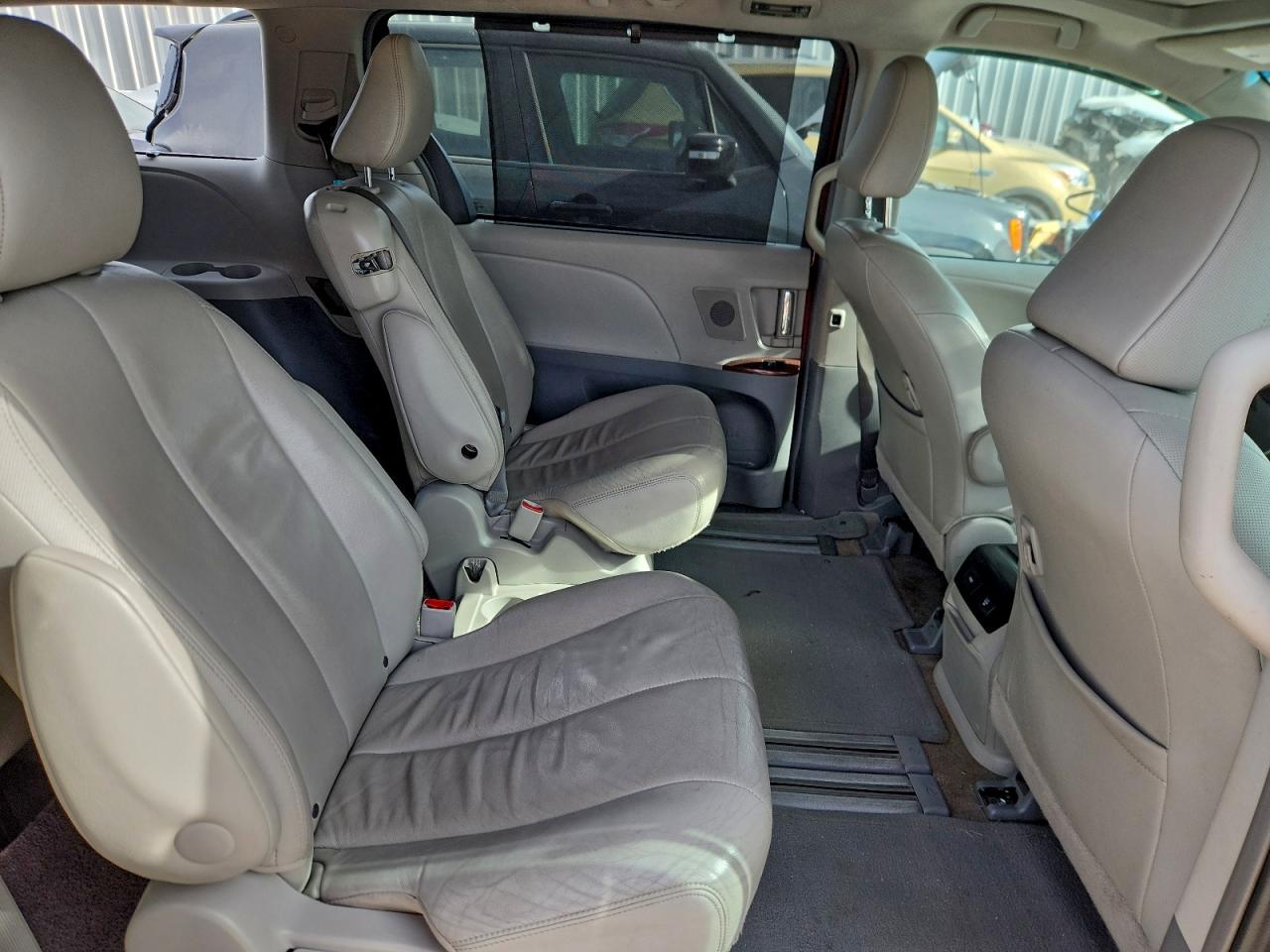 2013 TOYOTA SIENNA XLE photo 11