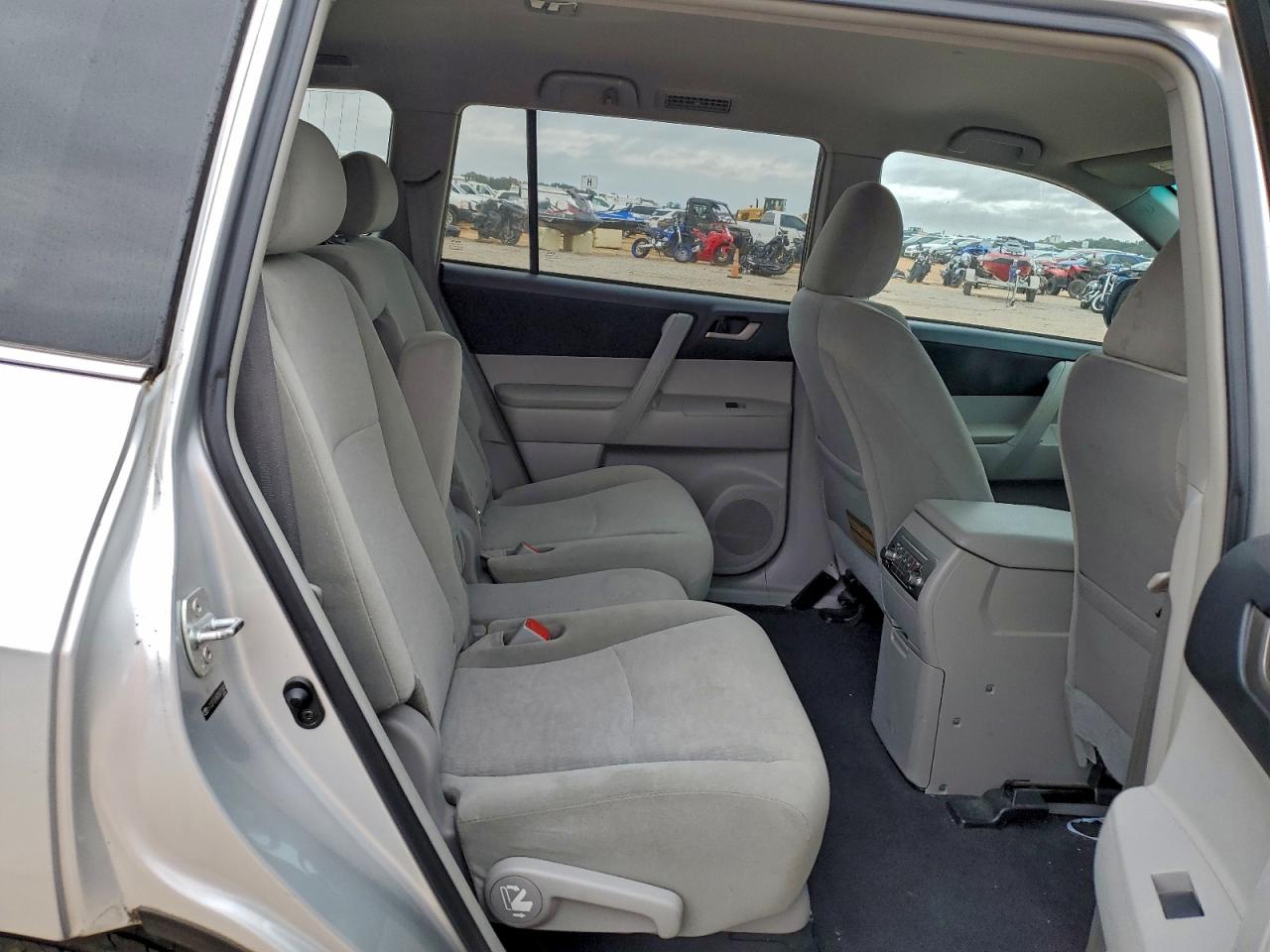 2011 TOYOTA HIGHLANDER BASE photo 10