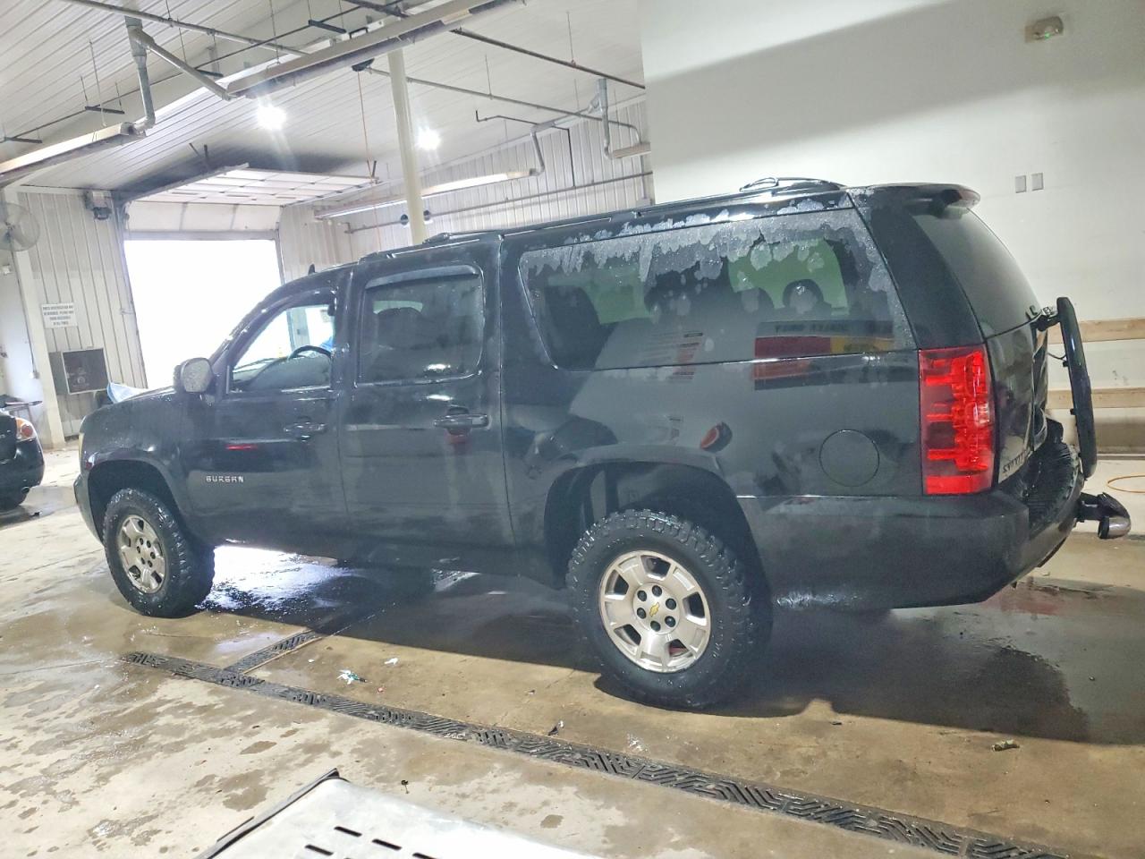 2011 CHEVROLET SUBURBAN K1500 LS photo 2