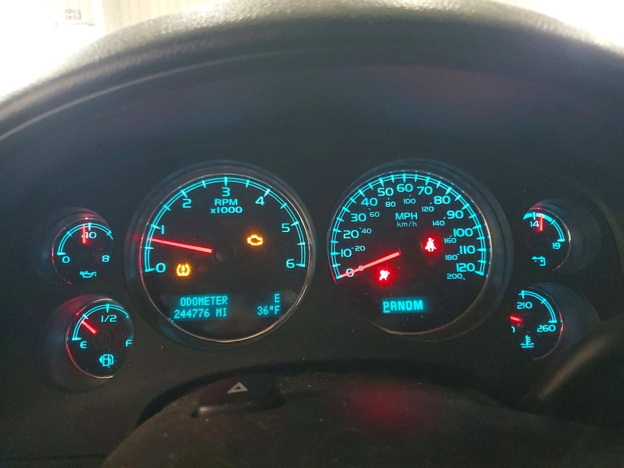 2011 CHEVROLET SUBURBAN K1500 LS photo 9