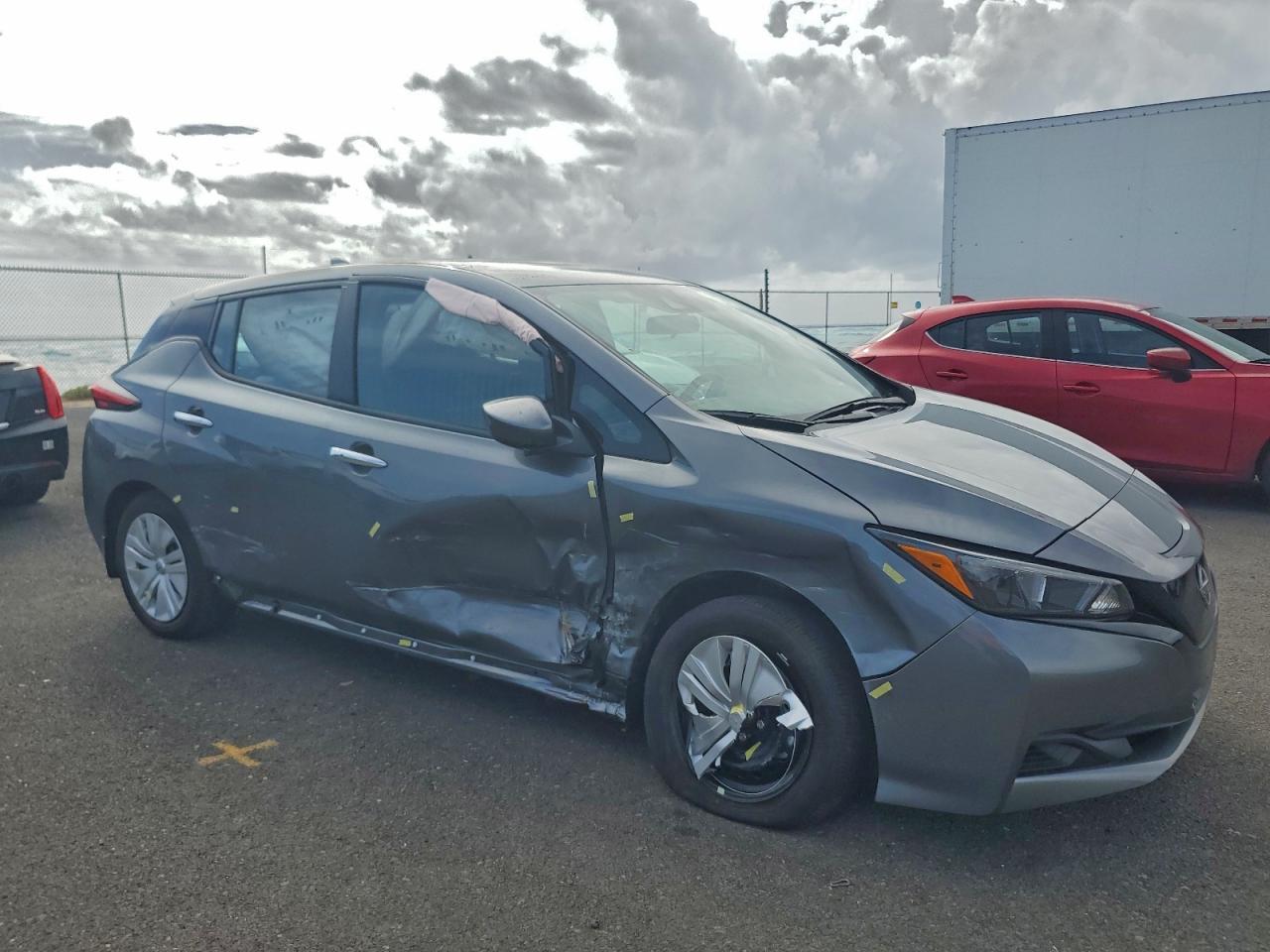 2025 NISSAN LEAF S photo 4