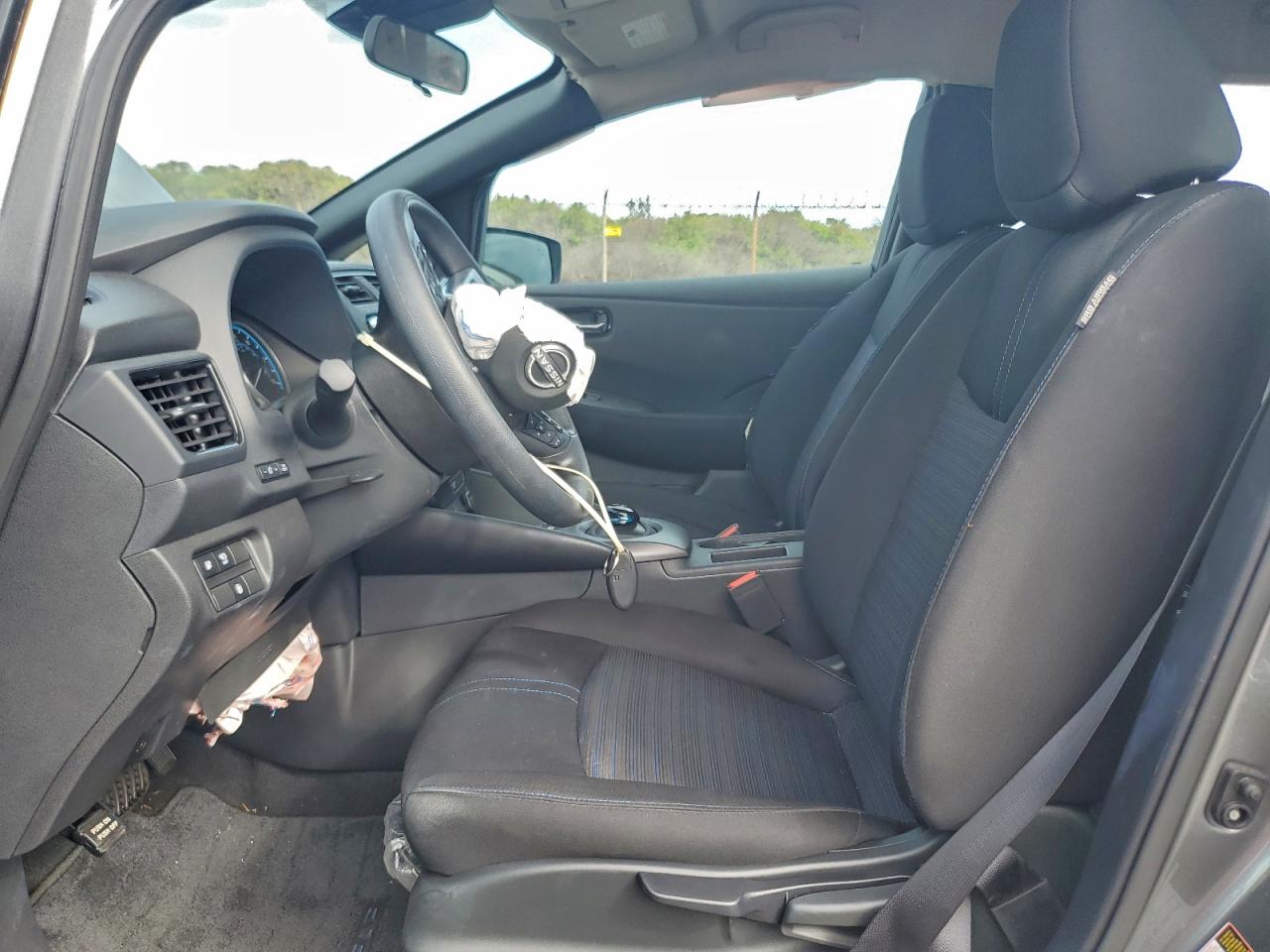 2025 NISSAN LEAF S photo 7