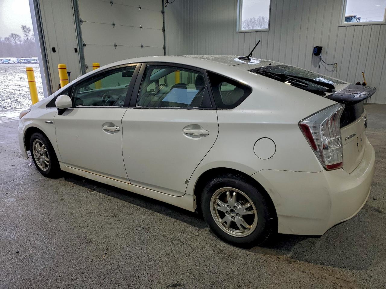 2010 TOYOTA PRIUS photo 2