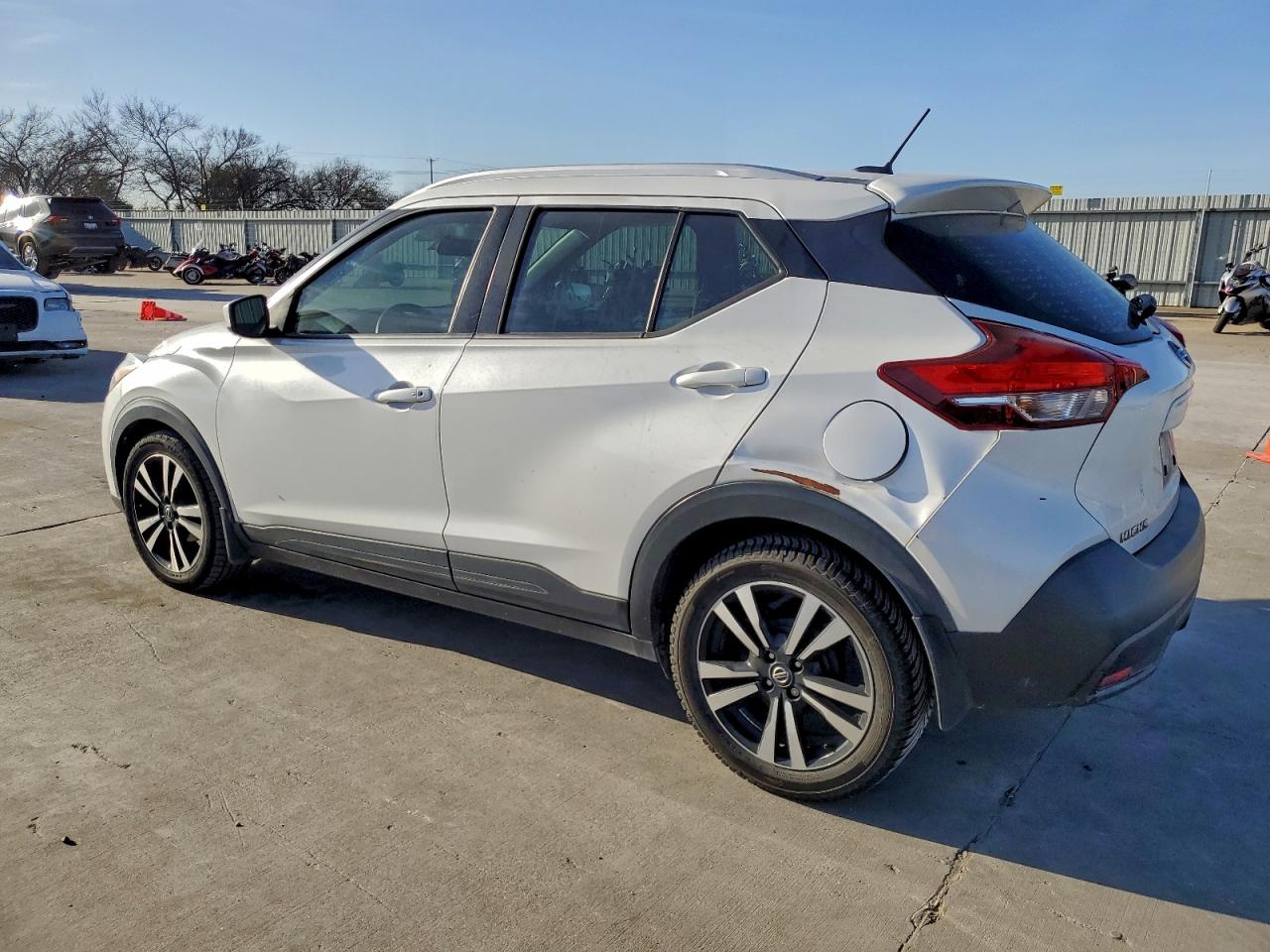 2018 NISSAN KICKS S photo 2