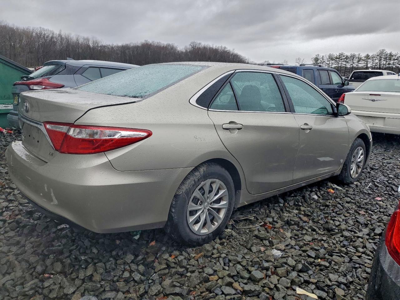 2017 TOYOTA CAMRY LE photo 3