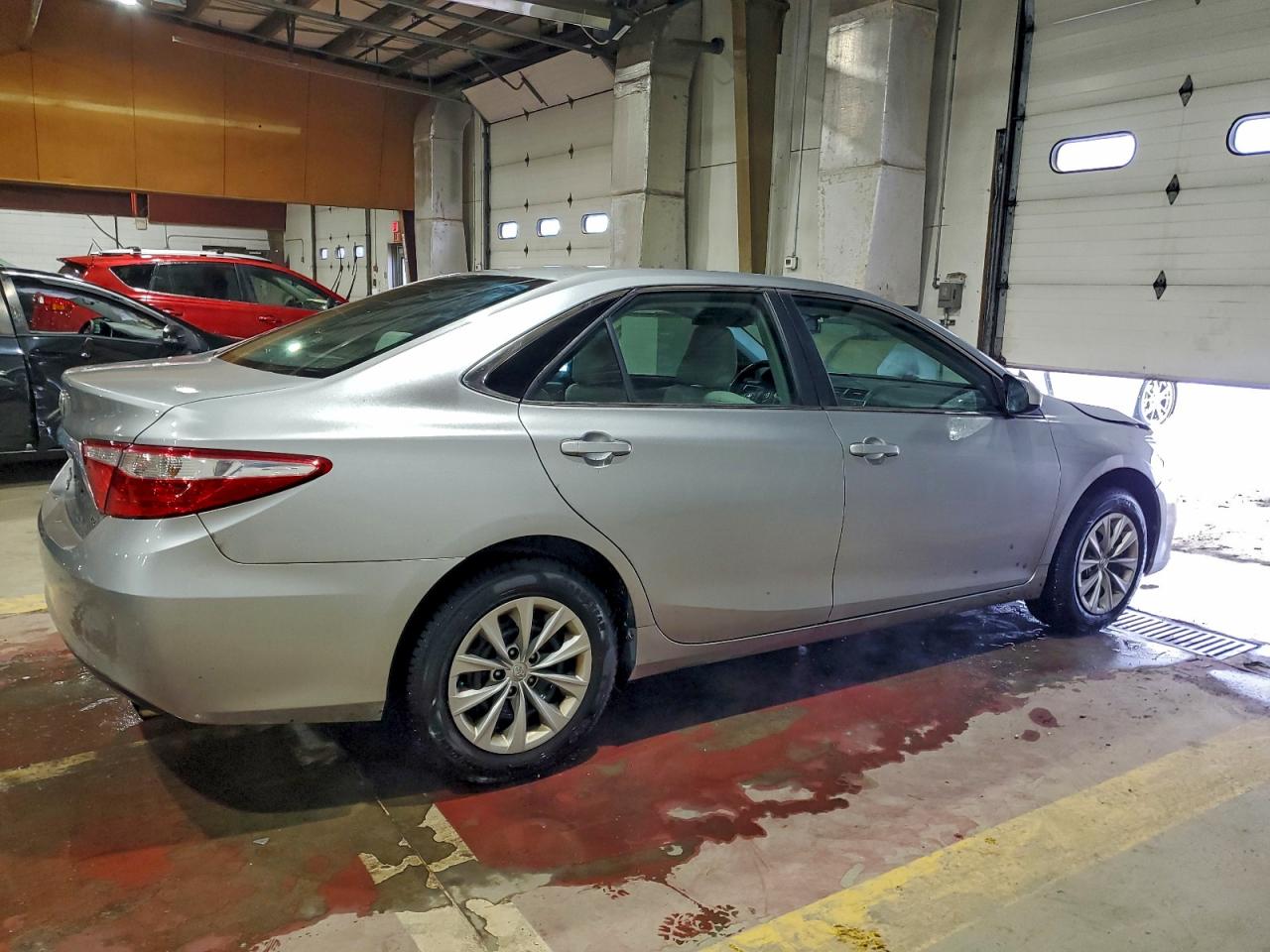 2015 TOYOTA CAMRY LE photo 3