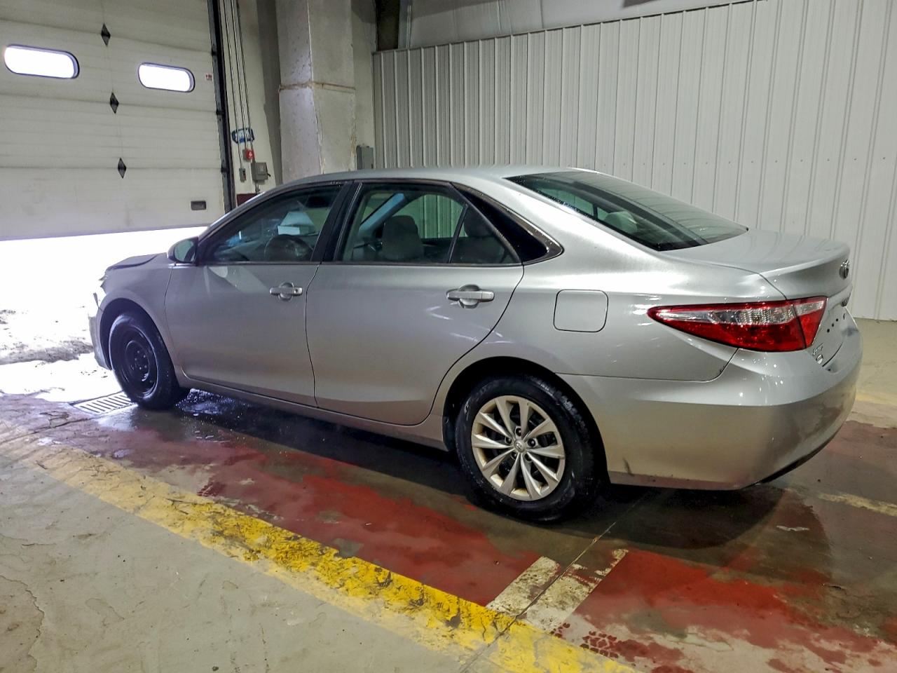 2015 TOYOTA CAMRY LE photo 2