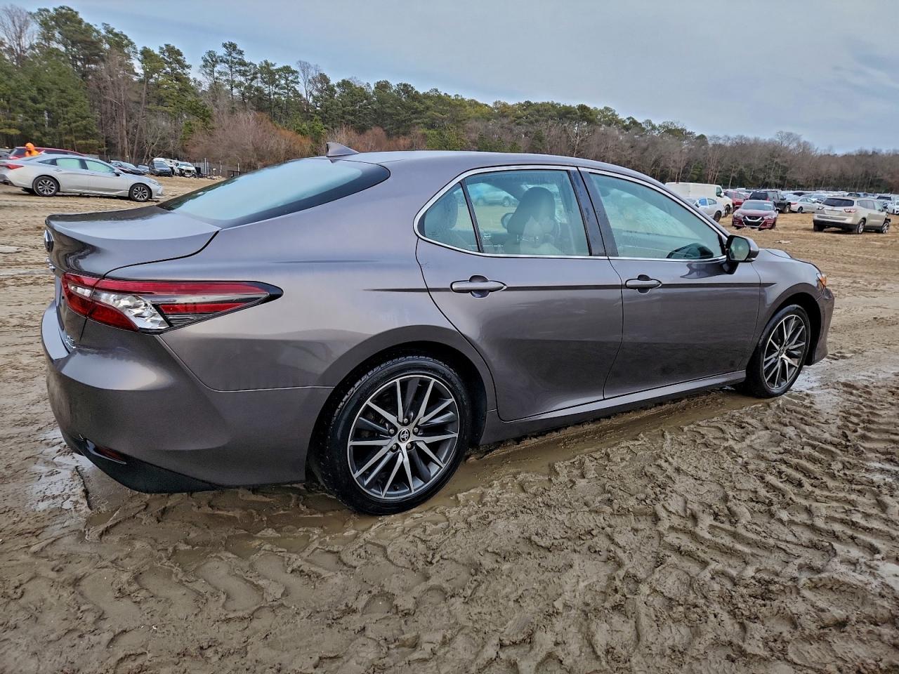 2023 TOYOTA CAMRY XLE photo 3