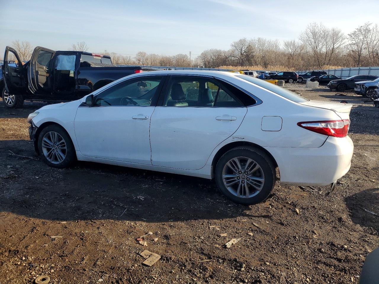 2015 TOYOTA CAMRY photo 3