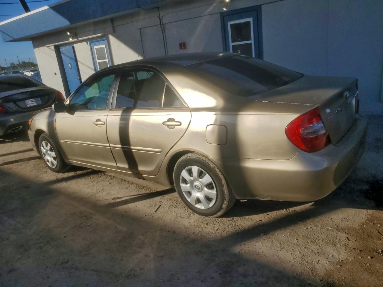 2003 TOYOTA CAMRY LE photo 2