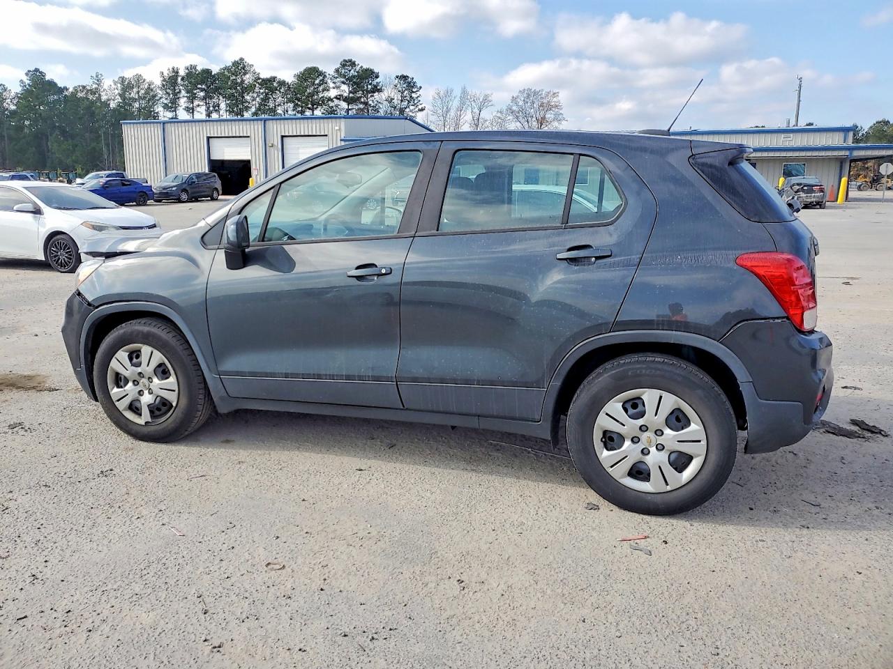 2019 CHEVROLET TRAX LS photo 3
