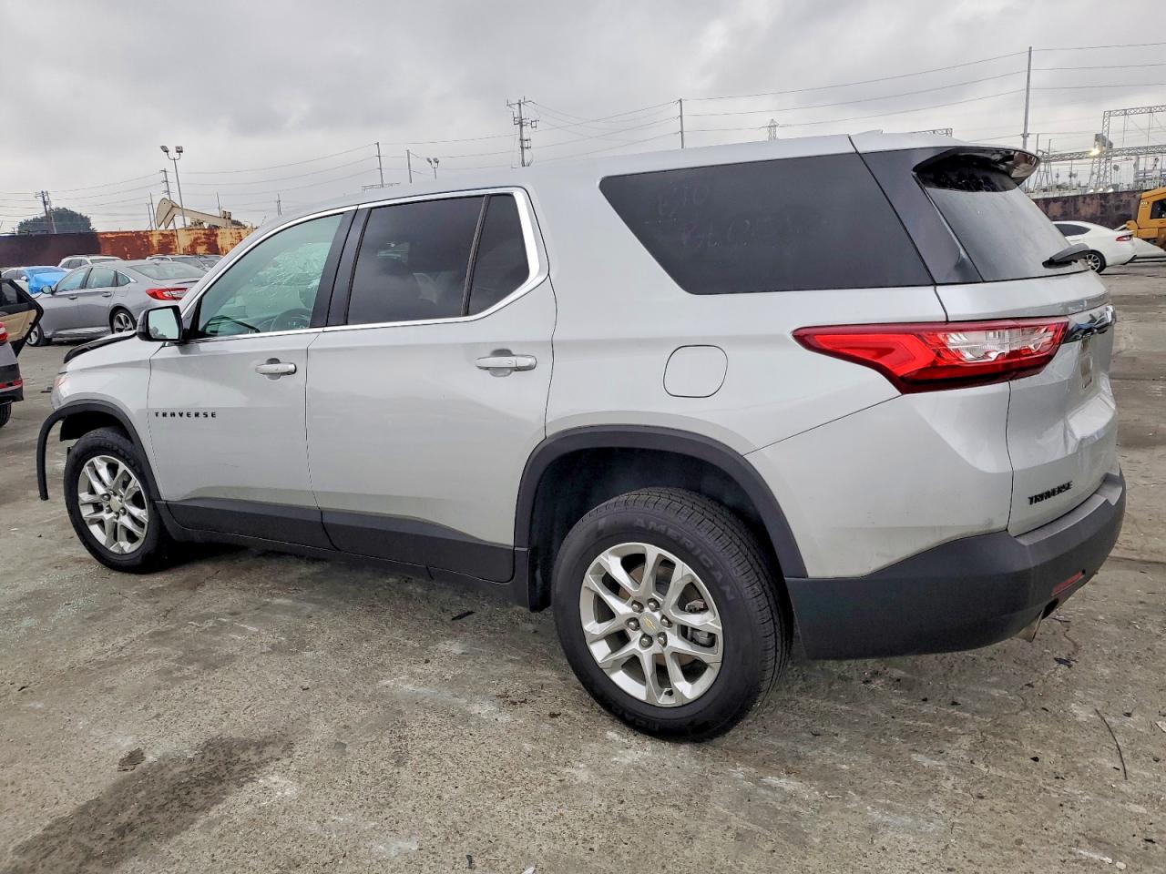 2020 CHEVROLET TRAVERSE LS photo 2