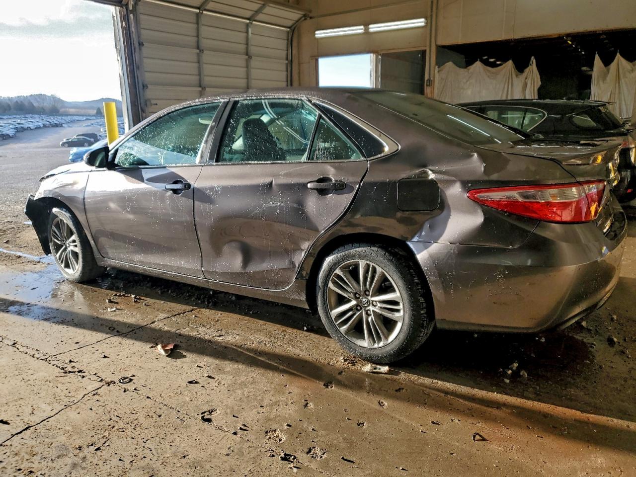2015 TOYOTA CAMRY LE photo 4