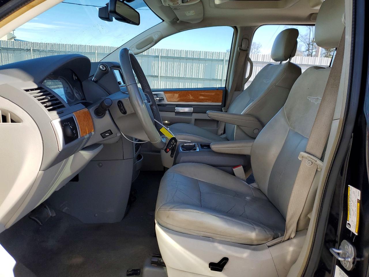 2010 CHRYSLER TOWN & COUNTRY LIMITED photo 7