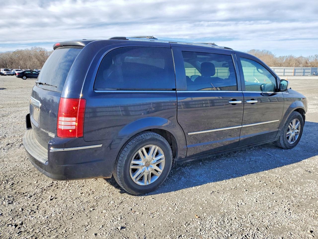 2010 CHRYSLER TOWN & COUNTRY LIMITED photo 3