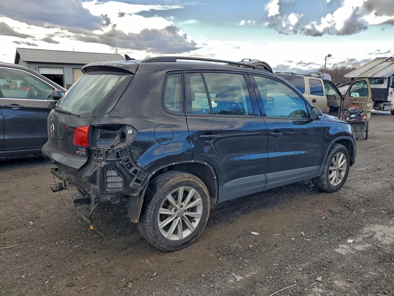 2017 VOLKSWAGEN TIGUAN S photo 3